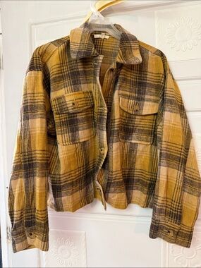 Short fitting flannel jacket by easel size small.